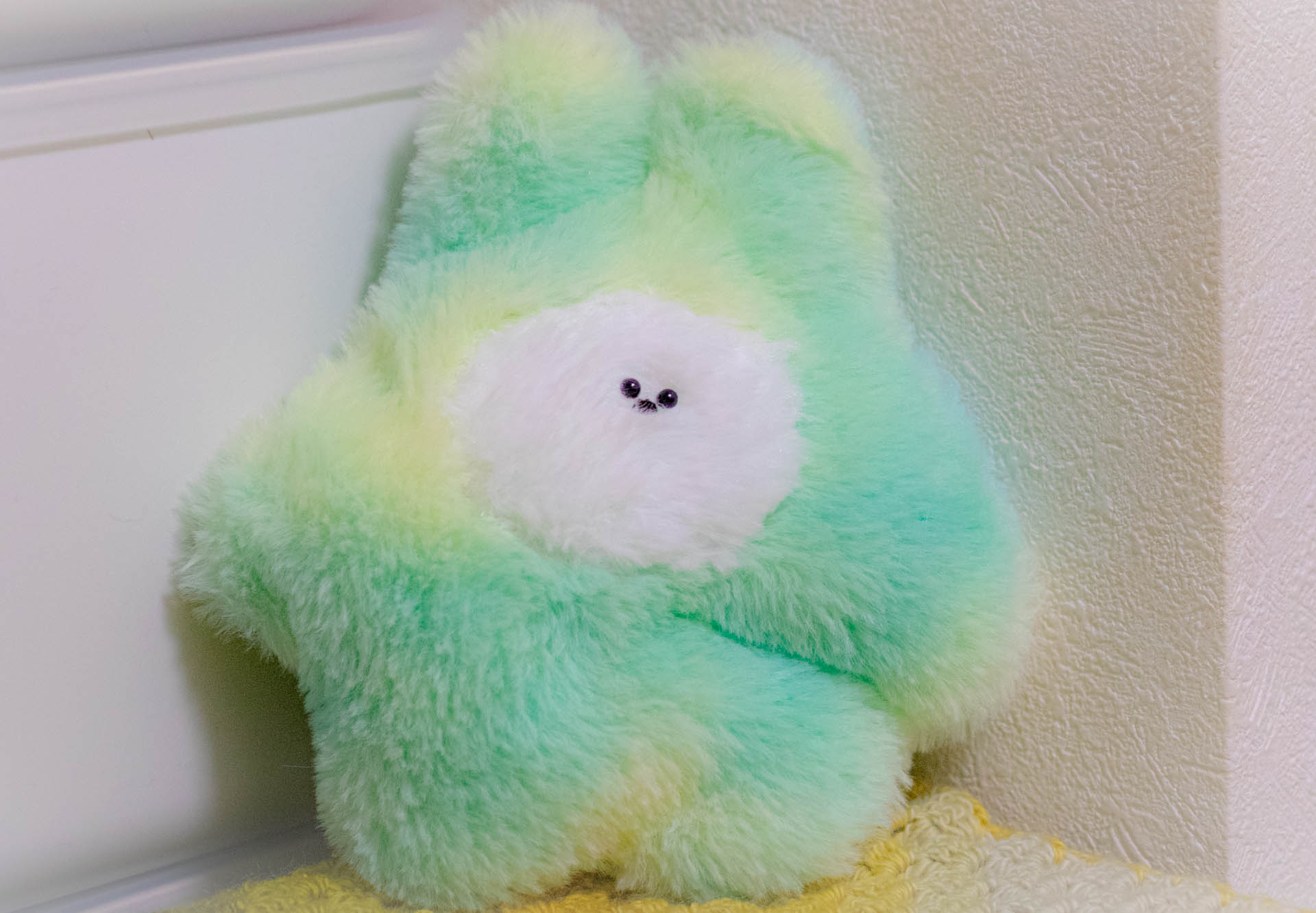 アトリエ窓　宇宙人　ぬいぐるみ