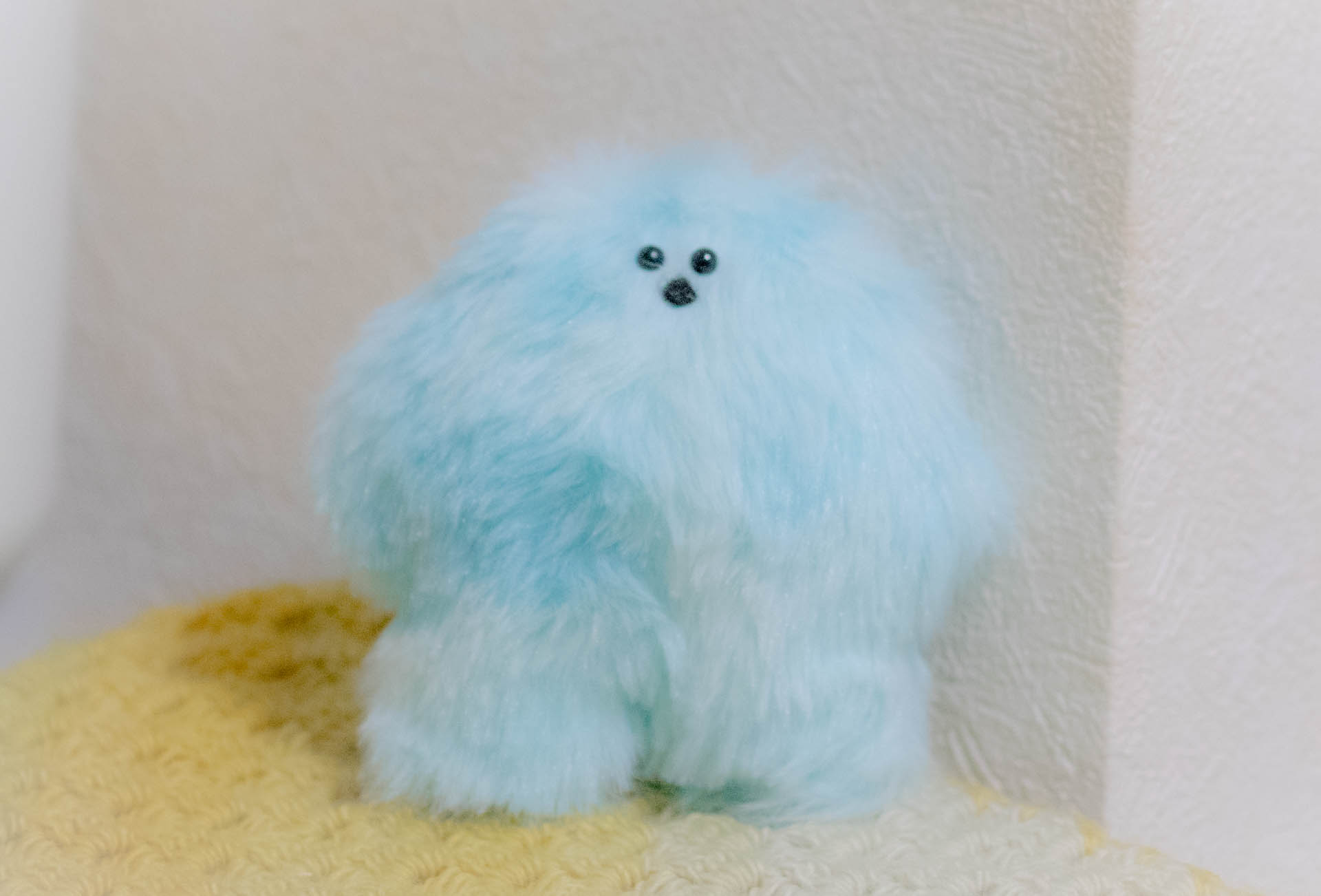 アトリエ窓　宇宙人　ぬいぐるみ